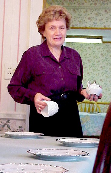 gramma sets the table.jpg (67923 bytes)