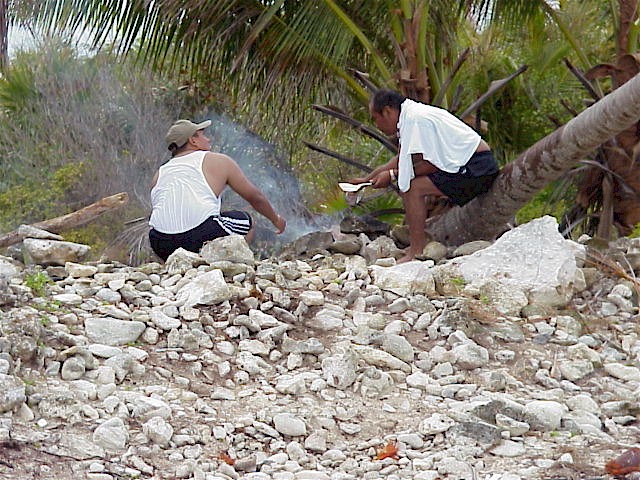 Cooking on the Beach.jpg (138415 bytes)