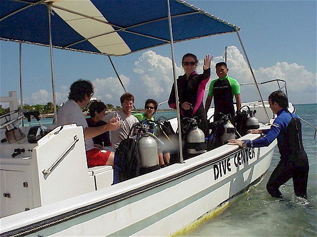 Dive Boat 3.jpg (103093 bytes)