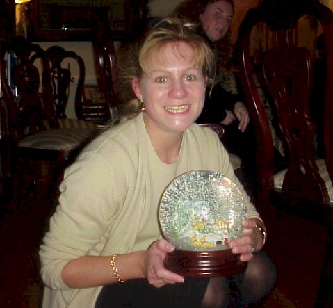 Patty loves her snow globe.jpg (50628 bytes)