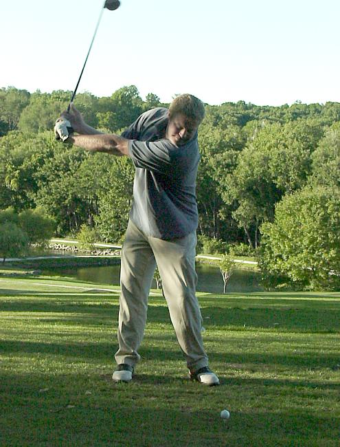 Pete tees off.jpg (71991 bytes)