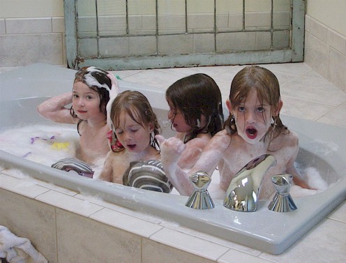 gurls in the bath 1.jpg (52990 bytes)