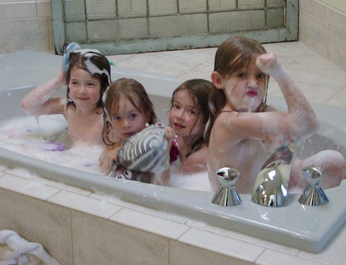 gurls in the bath 2.jpg (47982 bytes)