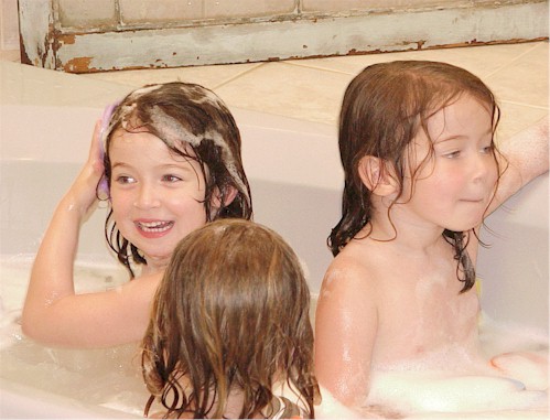 gurls in the bath 4.jpg (53494 bytes)