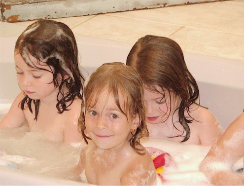 gurls in the bath 5.jpg (49860 bytes)