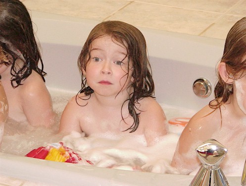 gurls in the bath 6.jpg (49643 bytes)