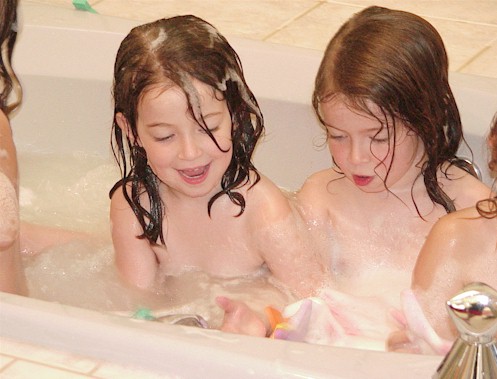 gurls in the bath 7.jpg (49304 bytes)