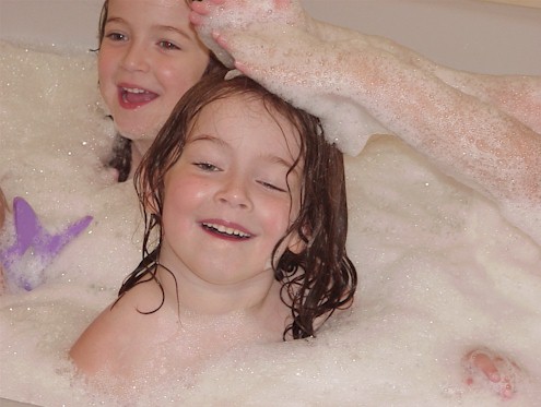 gurls in the bath 9.jpg (45013 bytes)