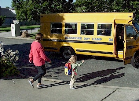 Getting on the bus.jpg (71052 bytes)