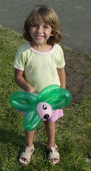 Zoe and balloon 2.jpg (77393 bytes)