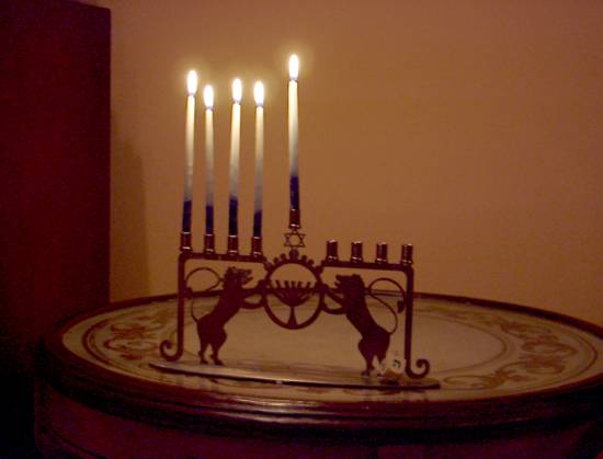 menorah.jpg (19515 bytes)