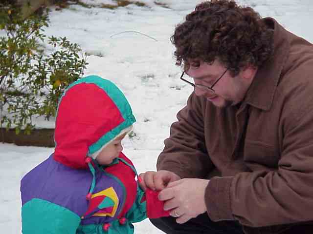 Daddy fixing mitten 2.jpg (21822 bytes)